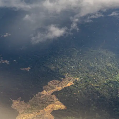 Vue aérienne d'une jungle tropicale avec la déforestation mauvais pour l'écologie